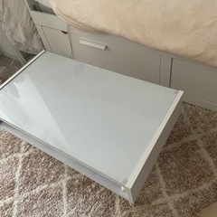 ホワイトローテーブルの画像