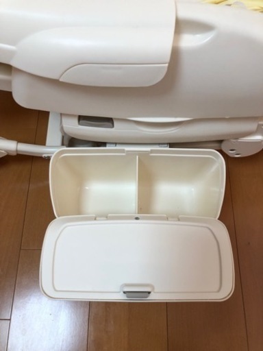 Combi 電動ハイローチェア