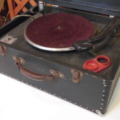 骨董品　ＪＵＮＫ　ＳＰレコード盤用のポータブルプレーヤー　不二家電機　動作未確認　要修理　アンティーク　レトロ　ヴィンテージ　　W45×D40×H20の画像