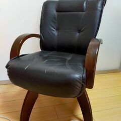 椅子（同じものが２脚あります）の画像