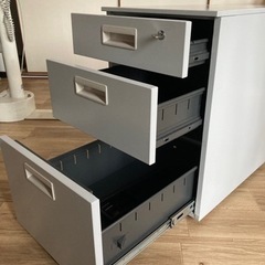 【値下げしました！】スチールデスクサイドワゴン3段の画像