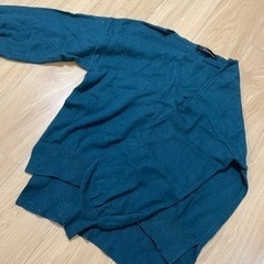 深緑色のニット