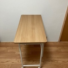 折り畳みテーブル（キャスター付）の画像