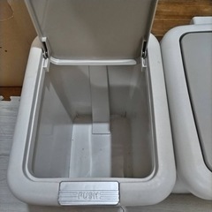 ペダル式ゴミ箱の画像
