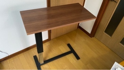 キャスター付き昇降テーブルです。