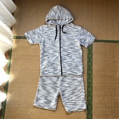 半袖ジップパーカー×半ズボンのセットアップ