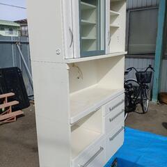 松田家具キッチンボード食器棚の画像