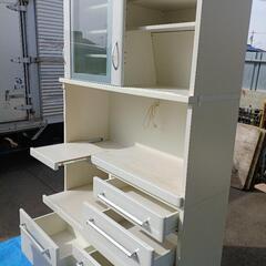 松田家具キッチンボード食器棚の画像