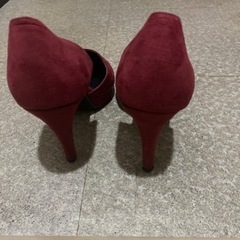 赤のピンヒールの画像