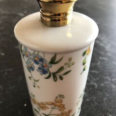 アンティークショップ品　スパイスボトル　2個　Ｈ：１１ｃｍ　カリフォルニアのモントレーのアンティークショップ「CANNERY ROW」で購入したものですの画像