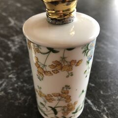 アンティークショップ品　スパイスボトル　2個　Ｈ：１１ｃｍ　カリフォルニアのモントレーのアンティークショップ「CANNERY ROW」で購入したものですの画像