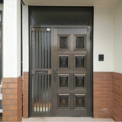 玄関ドアの建て付けが悪くなったので直してください
