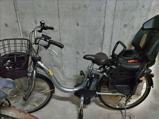 電動自転車　後ろに子供乗せあり