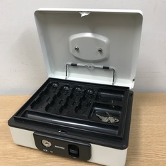 K2302-079  SENTRY 手提げ金庫 SCB-10 中古美品　カギ付(2コ)の画像