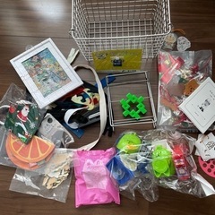 【終了】絵本ドラえもんの漫画や収納グッズや手芸品やおもちゃやバッグなど不用品まとめての画像