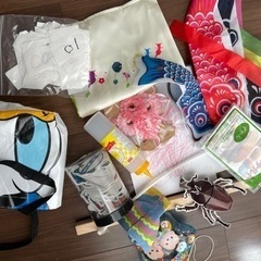 【終了】絵本ドラえもんの漫画や収納グッズや手芸品やおもちゃやバッグなど不用品まとめての画像
