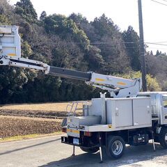 【U-0052】いすゞ　エルフ　NKR81AN　高所作業車　アイチ　SE08A　8m　平成18年式　バックカメラ　茨城県【商品番号：U-0052】 ●メーカー：いすゞ ●モデル：エルフ ●型式：PB-NKR81AN ●走行距離：１７０，３４３km ●最大積載量：５００kg ●初度登録年月：平成１８年１月 ●乗車定員：３人 ●原動機の型式：４HL１ ●ミッション：５速マニュアル ●燃料：軽油 ●排気量：４，７７０cc ●車両総重量：５，１０５kg ●車両寸法：467cm(長さ)×169cm(幅)×251cmの画像
