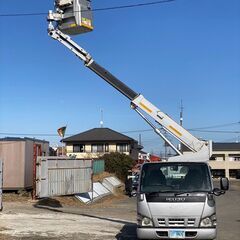 【U-0052】いすゞ　エルフ　NKR81AN　高所作業車　アイチ　SE08A　8m　平成18年式　バックカメラ　茨城県【商品番号：U-0052】 ●メーカー：いすゞ ●モデル：エルフ ●型式：PB-NKR81AN ●走行距離：１７０，３４３km ●最大積載量：５００kg ●初度登録年月：平成１８年１月 ●乗車定員：３人 ●原動機の型式：４HL１ ●ミッション：５速マニュアル ●燃料：軽油 ●排気量：４，７７０cc ●車両総重量：５，１０５kg ●車両寸法：467cm(長さ)×169cm(幅)×251cmの画像