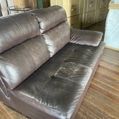 【交渉中】革製ソファー！中古だけどまだまだ使えます！20万円したそうです！無料の画像