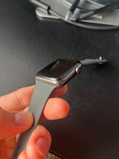 Apple Watch Series 3(GPSモデル)- 42mmスペースグレイアルミニウムケースとブラックスポーツバンド