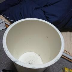 座れるゴミ箱 スツールの画像