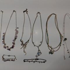 ネックレスや小物の画像