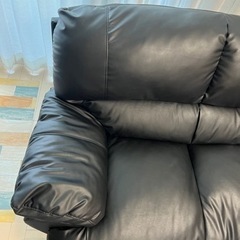 黒色ソファーの画像