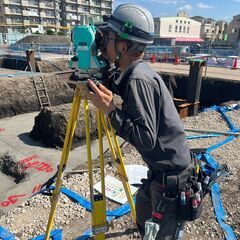 【地方からの上京、大歓迎！】未経験者、★日給￥12,000～。測量スタッフの正社員！残業月5時間以内！直行直帰OK!髪型自由。ヒゲ・ピアスOK！の画像