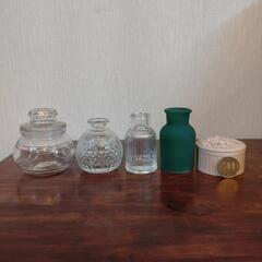 ガラスの小物入れや小瓶などの画像