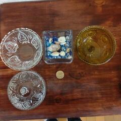 ガラスの小物入れや小瓶などの画像