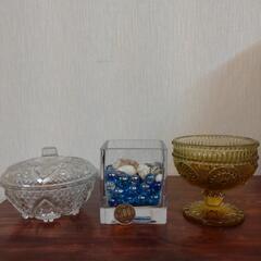 ガラスの小物入れや小瓶など