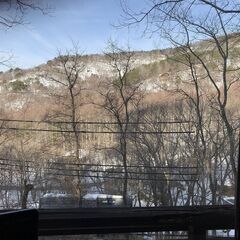 蓼科東急リゾート・森の中の別荘。徒歩圏内でセカンドライフのすべてが揃う！  高原の季節を感じ、スキー・ゴルフ・テニスに温泉・レストランなどの施設が広大な敷地内にあり、 永住・長期滞在にも便利。また下界の暑さにも、ここではクーラー不要です − 長野県