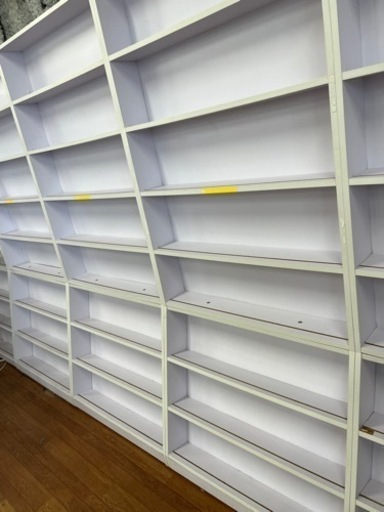 北海道旭川市 業務用本棚 木製 大量在庫 100台以上　白 横90cm 高さ85cm 縦幅22cm 3段 本屋 キャビネット 下段1台の価格