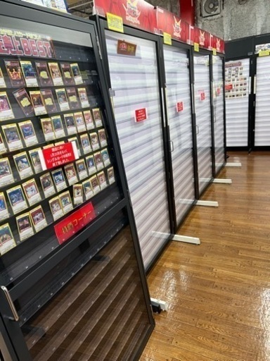 北海道旭川市 トレーディングカード トレカ用 什器 棚横90cm 高さ180cm カード192枚収納可能 スチール 鉄製 鍵2箇所付 展示用 1台の価格