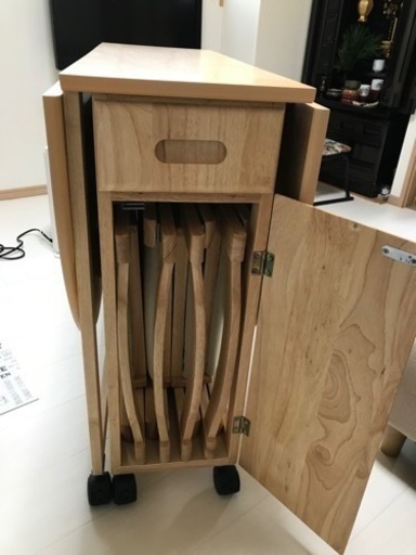 コンパクトなダイニングテーブル