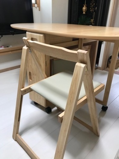 コンパクトなダイニングテーブル