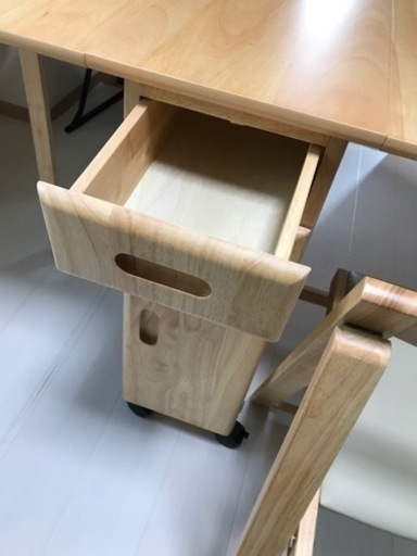 コンパクトなダイニングテーブル