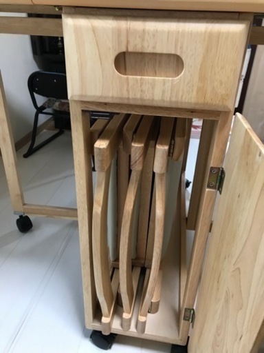 コンパクトなダイニングテーブル