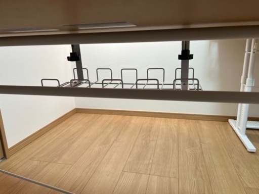 まとめ買いでお得！バウヒュッテゲーミングデスク、配線ラック着き