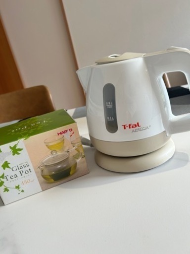 ル・クルーゼの深い鍋。パスタを茹でるのに便利！ご希望の方にケトルとティーポットもお付けしてます。