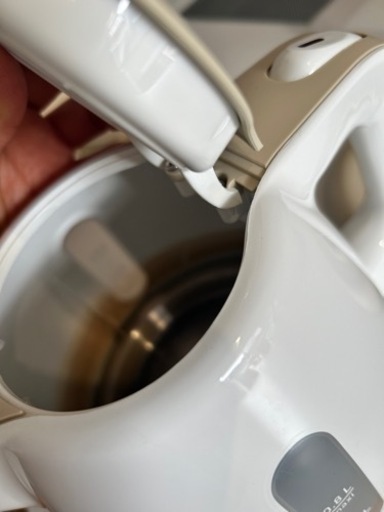 ル・クルーゼの深い鍋。パスタを茹でるのに便利！ご希望の方にケトルとティーポットもお付けしてます。