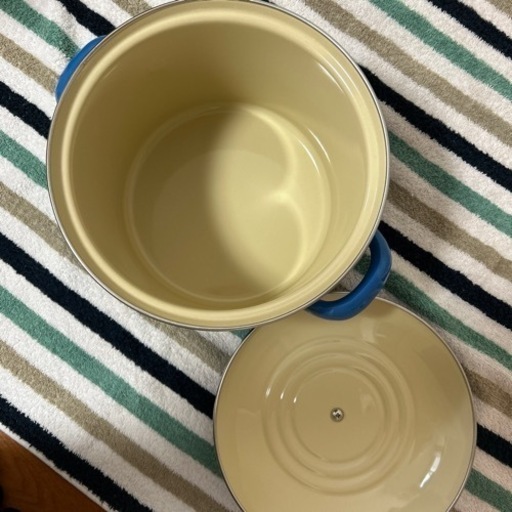 ル・クルーゼの深い鍋。パスタを茹でるのに便利！ご希望の方にケトルとティーポットもお付けしてます。