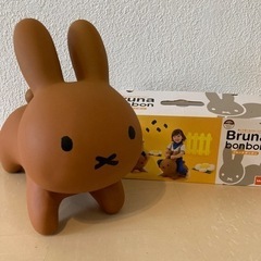 ブルーナポンポン　飛び跳ね　うさぎ