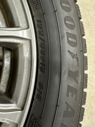 スタッドレスタイヤ　195/65R15 1シーズンのみ使用