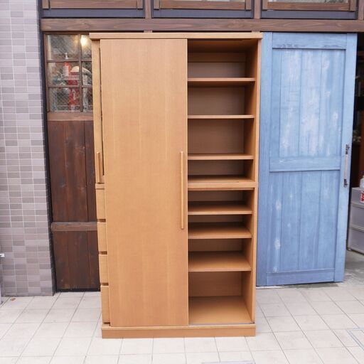 karimoku(カリモク家具)のオーク材食器棚 EU3650MHです。シンプルでスッキリとしたフォルムのダイニングボードは北欧スタイ