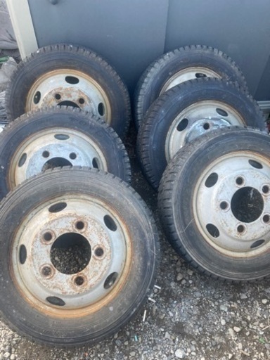 スタッドレスタイヤ　2tトラック