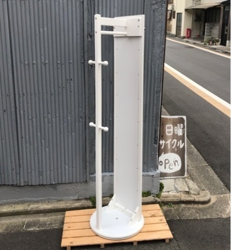 ニトリ　回転式スタンドミラー ハンガーラック付き　ホワイト