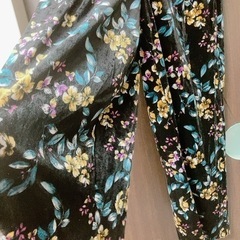 値下げ❣️🌺GUの花柄ベロアパンツ🌺サイズS〜M？ウエストゴムですが細めです😊の画像
