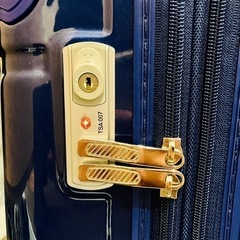 【値下げ歓迎】【中古】キャリーケース スーツケース 紺色 Mサイズ ファスナー式　拡張可能の画像