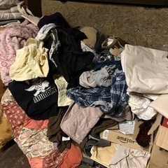 【2/5日、6月限定】布団、服、射影機、空き瓶、その他床にあるもの全ての画像
